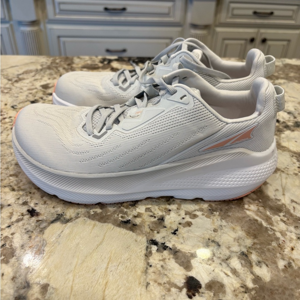 EXCELLENT USED CONDITION!
Altra VIA FWD Running Shoes 
Size 8